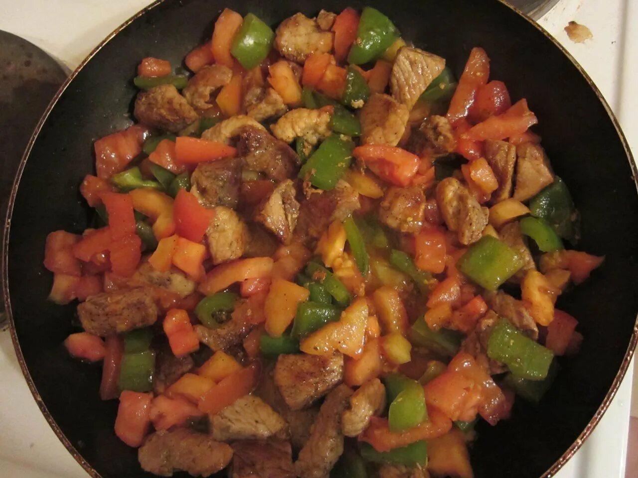 Блюда из тушеного мяса. Гуляш в казане. Блюда приготовленные на костре. Тушить мясо на сковороде рецепт. Свинина в томатном соусе на сковороде.