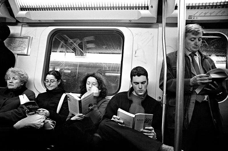 Как читать книги в метро совместный проект Пранк в Питерском метро "Странные книги!" DRIVE2