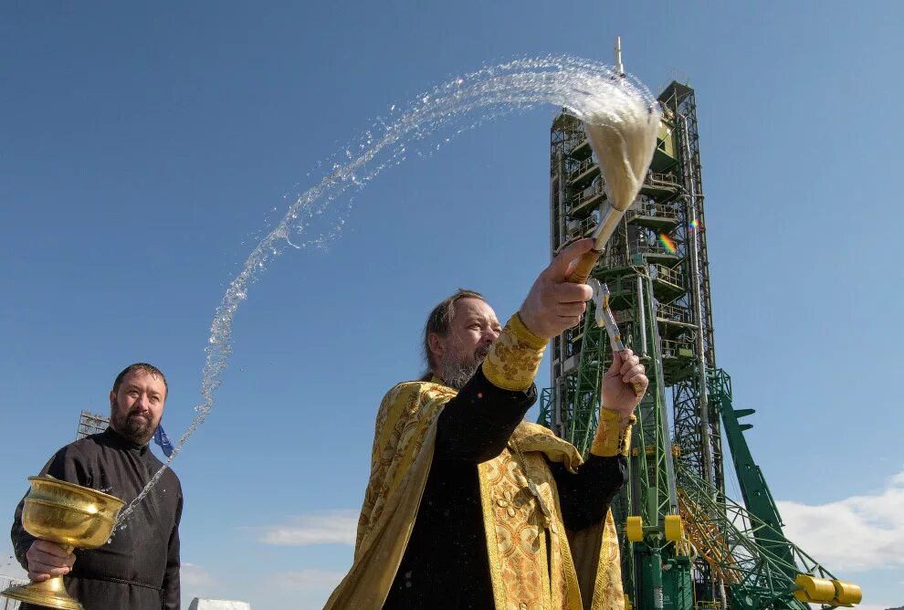 Искусство освещает и одновременно