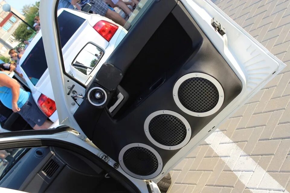 Ваз 2114 урал саунд. Автозвук loud sound. Оскол саунд. Автозвук старый оскол. Громкий фронт альфард.