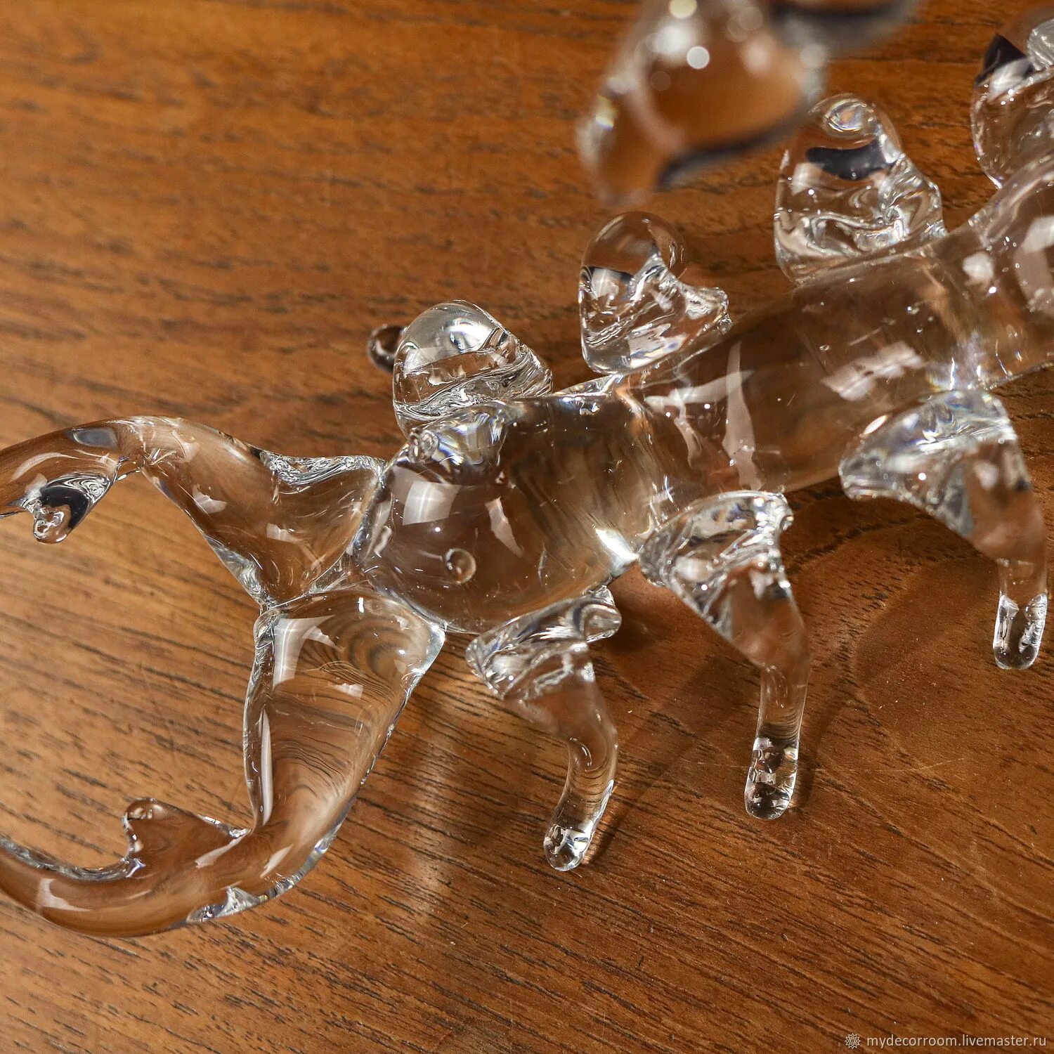 Скорпион блестящий. Камень горный хрусталь для скорпиона женщины. Скорпион хрусталь. Скорпион хрусталь. Скорпион хрусталь.