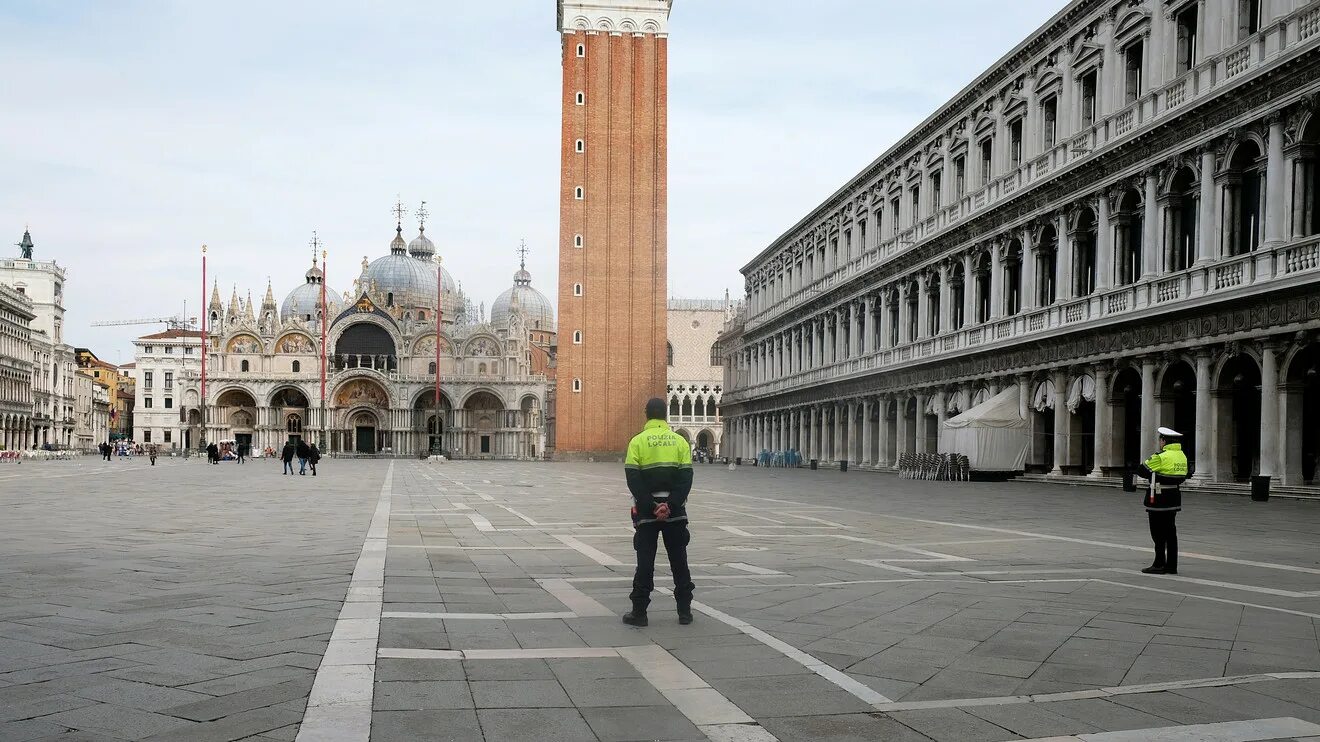 Время в италии часов. Италия сейчас. Итальянская площадь. Италия без туристов.