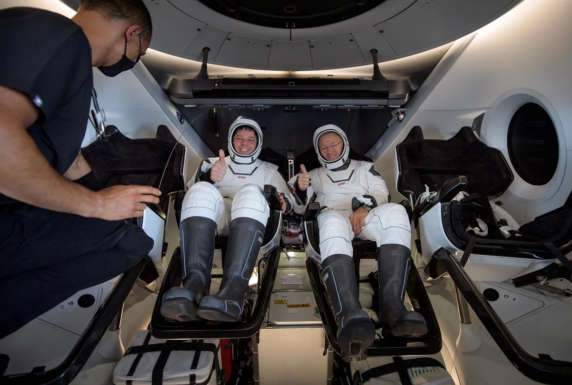 Пилотируемый корабль драгон. Космический корабль SPACEX Crew Dragon. Экипаж SPACEX Dragon Crew. Космический корабль драгон 2. Первый успешный космический корабль