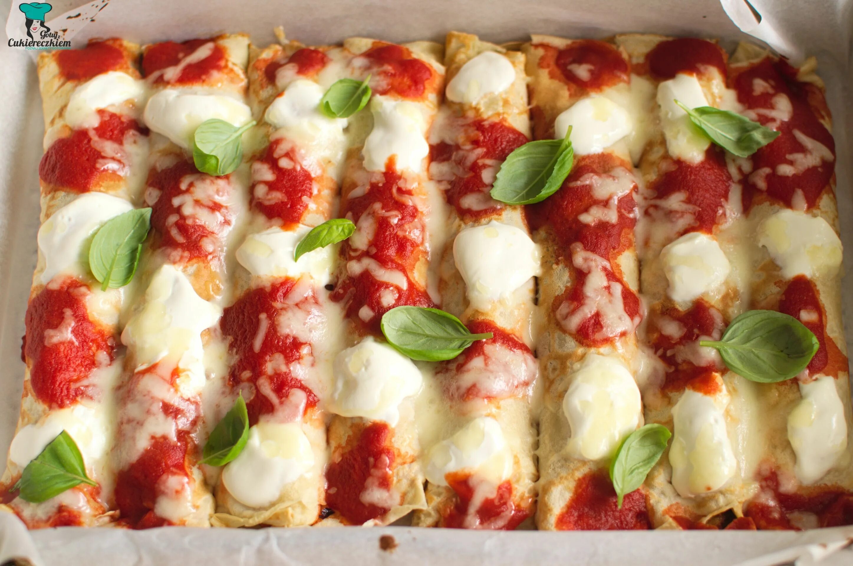 Салат с моцареллой и помидорами. Сыр рассольный моцарелла. Капрезе с моцареллой и помидорами и песто. Запеченный сыр моцарелла. Моцарелла шарики.