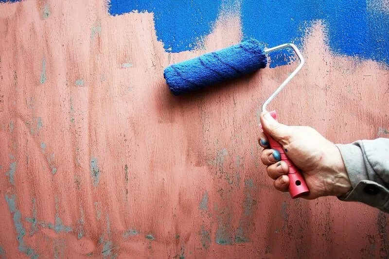 Какими красками можно красить металл. Валик для покраски стен. Молотковая краска валиком. Окрашивание поверхности краской. Кисточка для покраски стен.