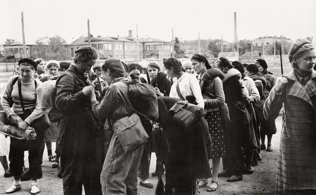 Сколько людей уйдет на войну. Московская паника 1941. Московская паника 16 октября 1941 года. Московское ополчение 1941.