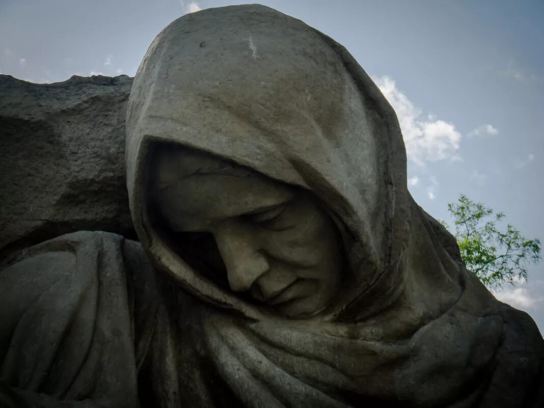 Теппо колыбель скорби. Мамаев Курган Волгоград Скорбящая мать. Скорбь матери на Мамаевом Кургане. Монумент Скорбящая мать Волгоград. Мамаев Курган плачущая мать.