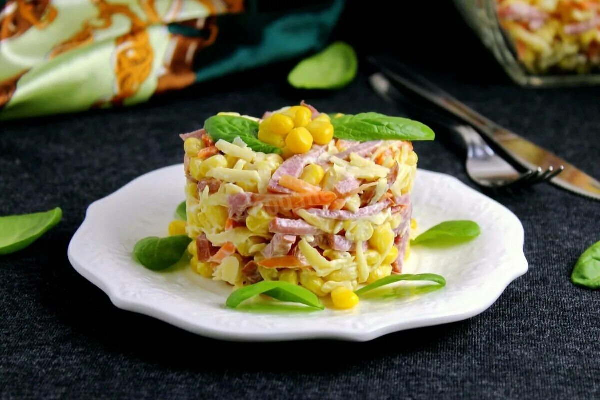 Салат с морковью колбасой и кукурузой. Салат с колбасой. яркие салаты. салат колбаса сыр кукуруза. салат с копчёной колбасой и кукурузой.