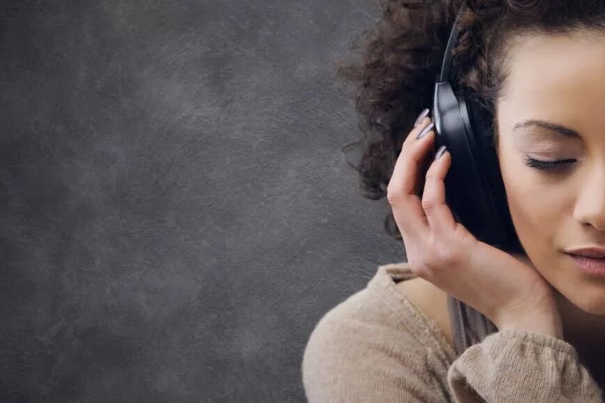 Мальчик с наушниками. Listen to the music. Парень с телефоном. Аудирование. Do you listening to the radio.