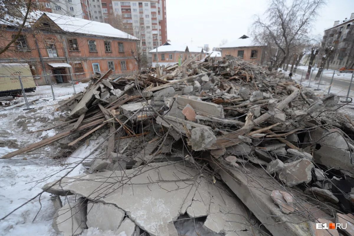 Дома снесли новокузнецк. Но не снесенных в. Но не снесенных в. Банк в новосибирске снесли. Белый дом новокузнецк снесли.