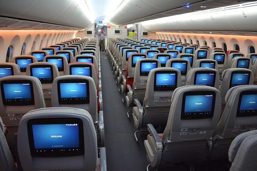 Что выше премиум или бизнес класс. Economy plus. B787 united airlines. Кондор авиакомпания самолеты салон. Boeing 787-9.