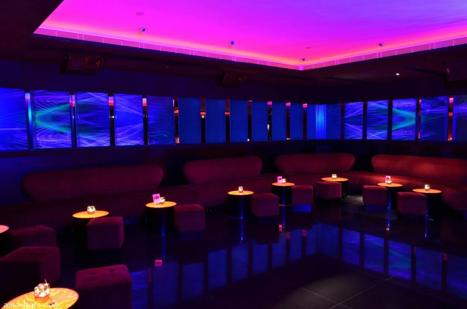 Стиль лаунж в ресторане. Лаунж клуб. Ночной клуб дизайн. Клубный отель. Бары в стиле футуристические.