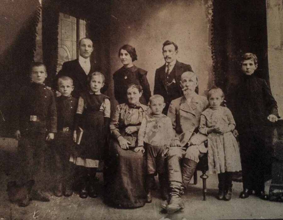 Карабчевский фото семьи. Семья афанасьевых. Чехов с друзьями. 1888 год семья. Старинный семейный портрет.