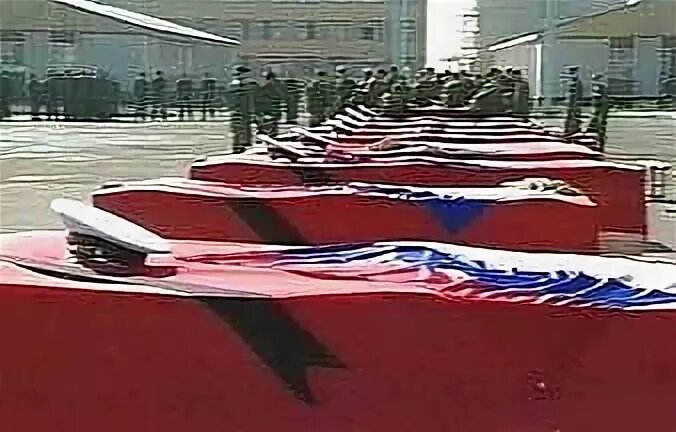 2002 год каспийск. Парад 9 мая каспийск 2002. теракт в каспийске 2002 тела. теракт в каспийске 9 мая 2002 г. г. каспийск, дагестан. 9 мая 2002г.теракт.