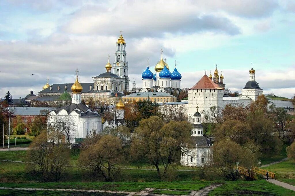 Троицкая сергиева лавра где. Троице-Сергиева Лавра Сергиев. Троицко Сергиев монастырь. Ансамбль Троице-Сергиевой Лавры Сергиев Посад. Троице-Сергиева Лавра 1337.