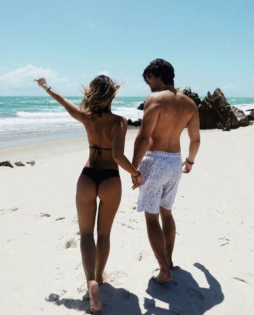 Влюбленная пара на пляже. Лапанье девушек на пляже. Парень и девушка на море. Лапает девушек на пляже. Лапает девушек на пляже.