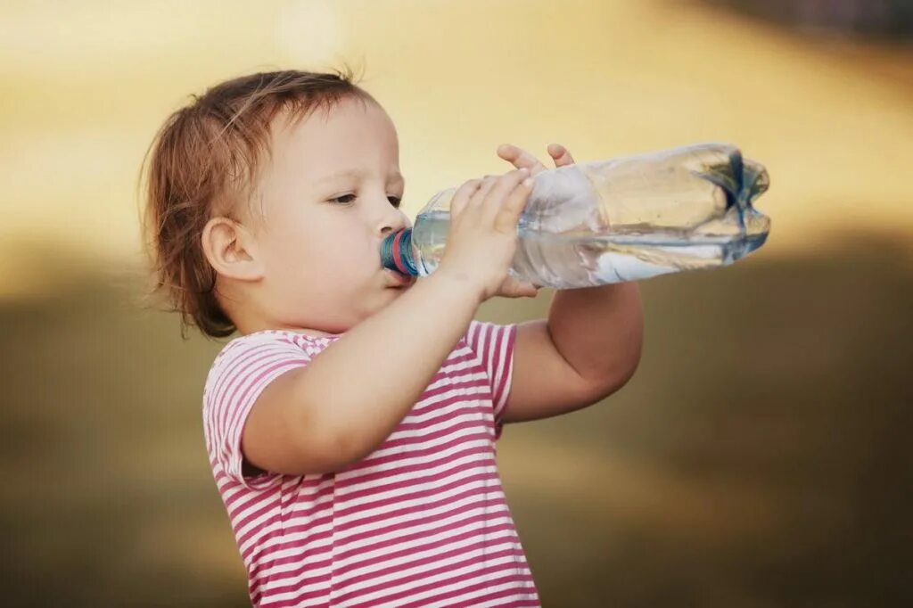 Питье воды. Дети воды. Бутылка для воды для малышей. Ребенок.