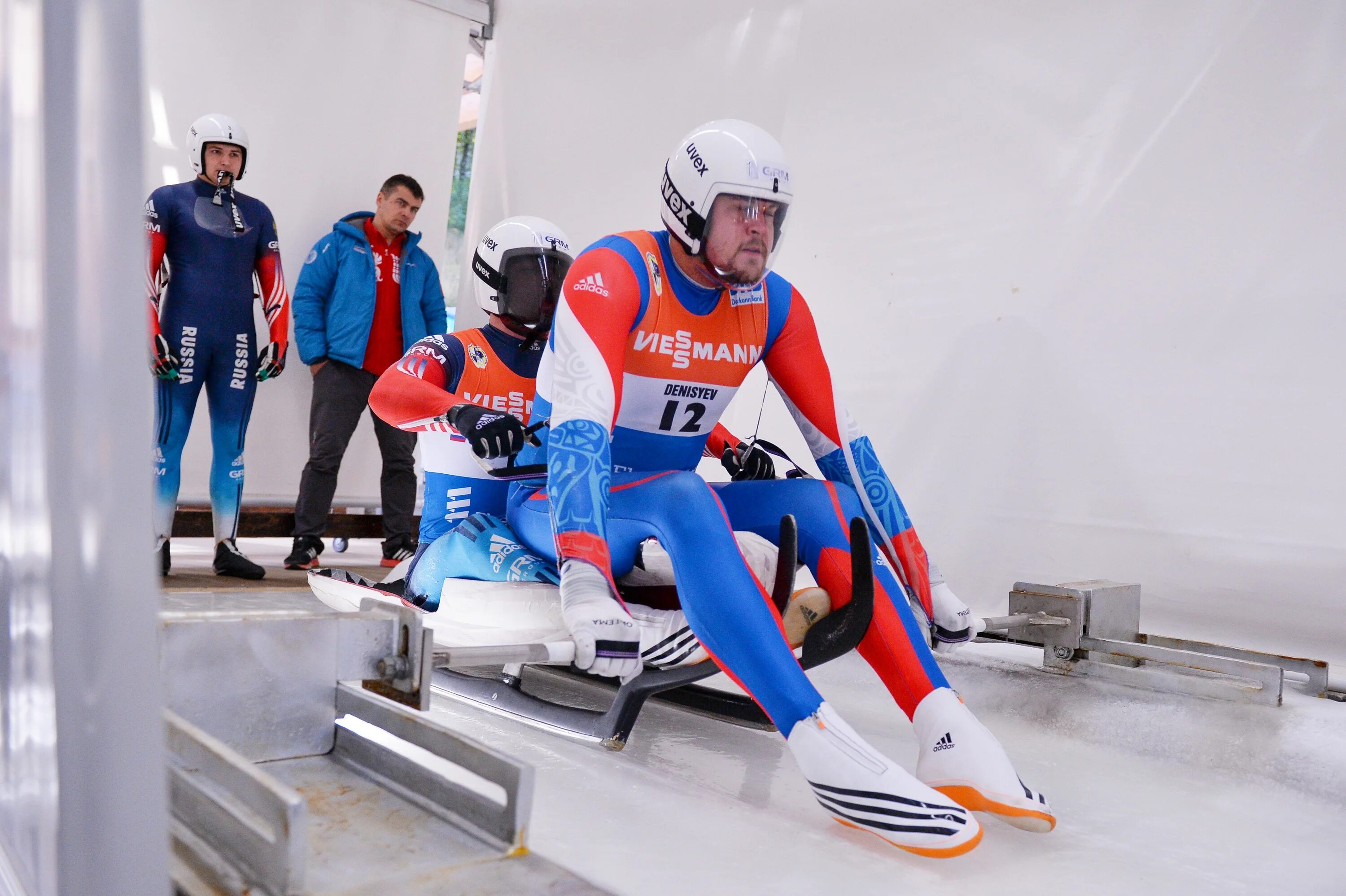 Санный спорт Олимпийский вид спорта. Спорт на санях. Российские саночники. Россия спортивная видео