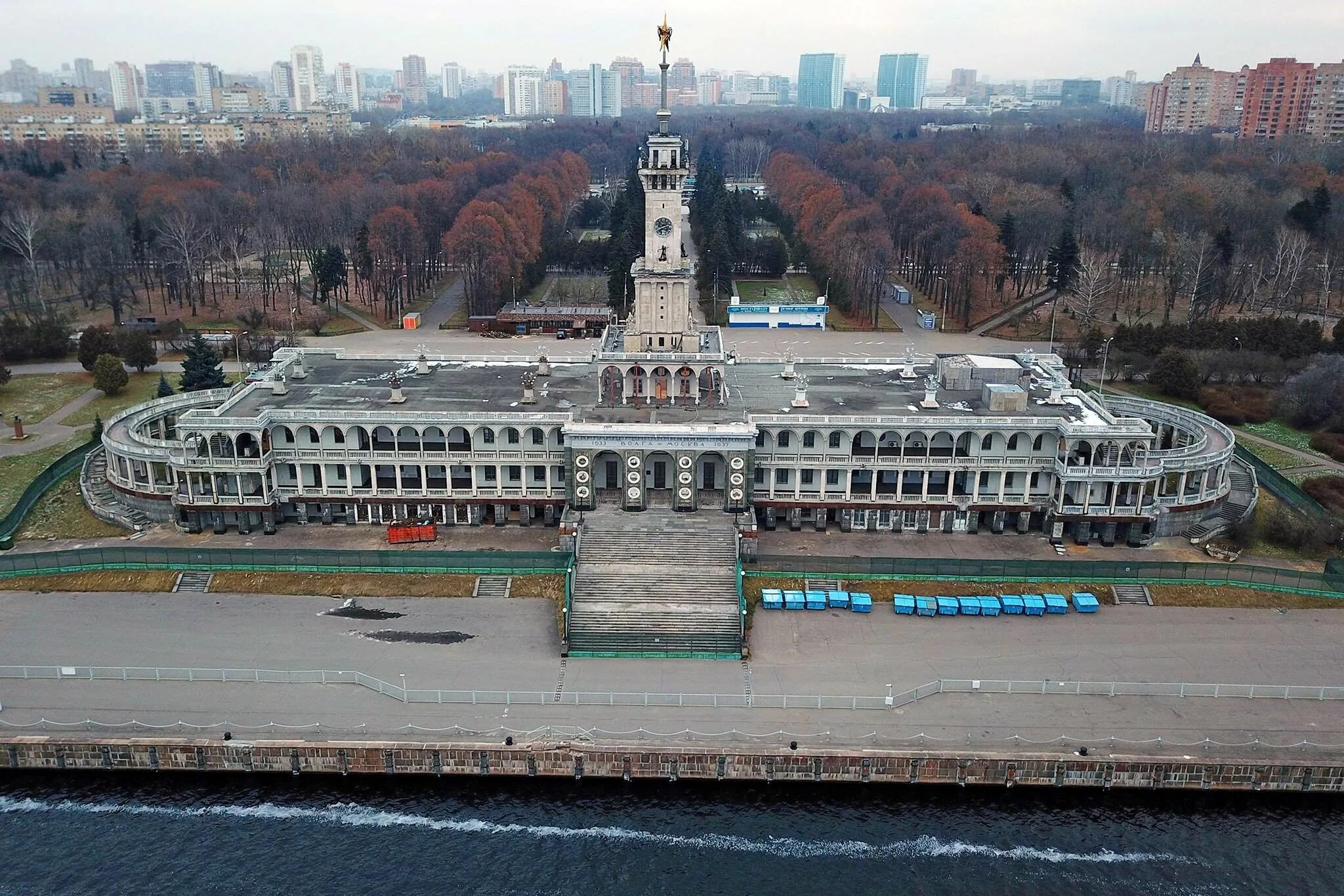 Здание северного речного вокзала в форме. Северный Речной вокзал Москва. Причал Северный Речной вокзал. Северный Речной вокзал до реконструкции. Здание речного вокзала Москва.