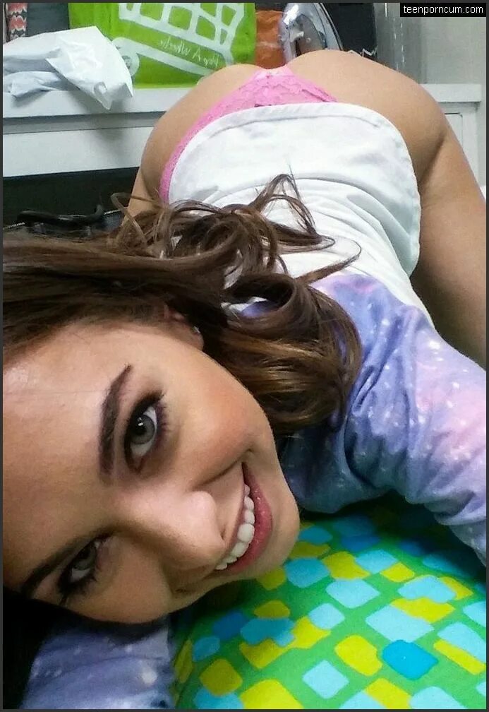 грубое малышку. конни-роуз сиборн. девочкаав платье сидит. папа с маленькой дочкой в кровати. красивые малышки.