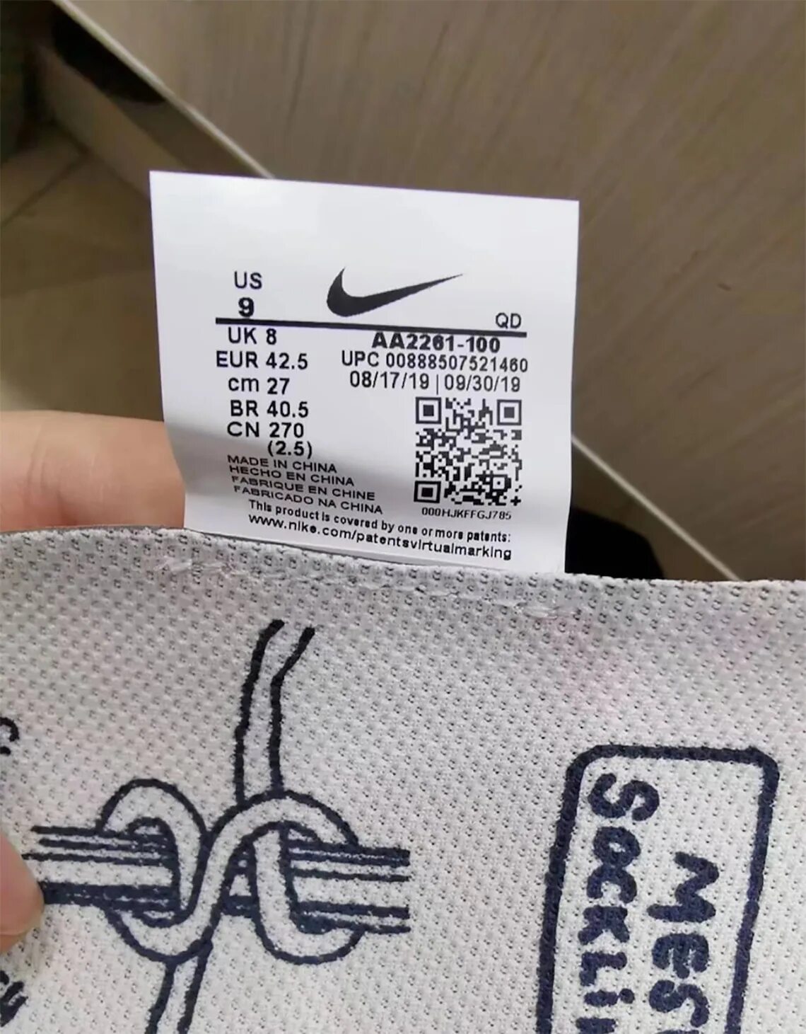 Найк qr. Бирка QR Nike. QR код Nike. QR код на кроссовках Nike. Оригинальные Nike QR.