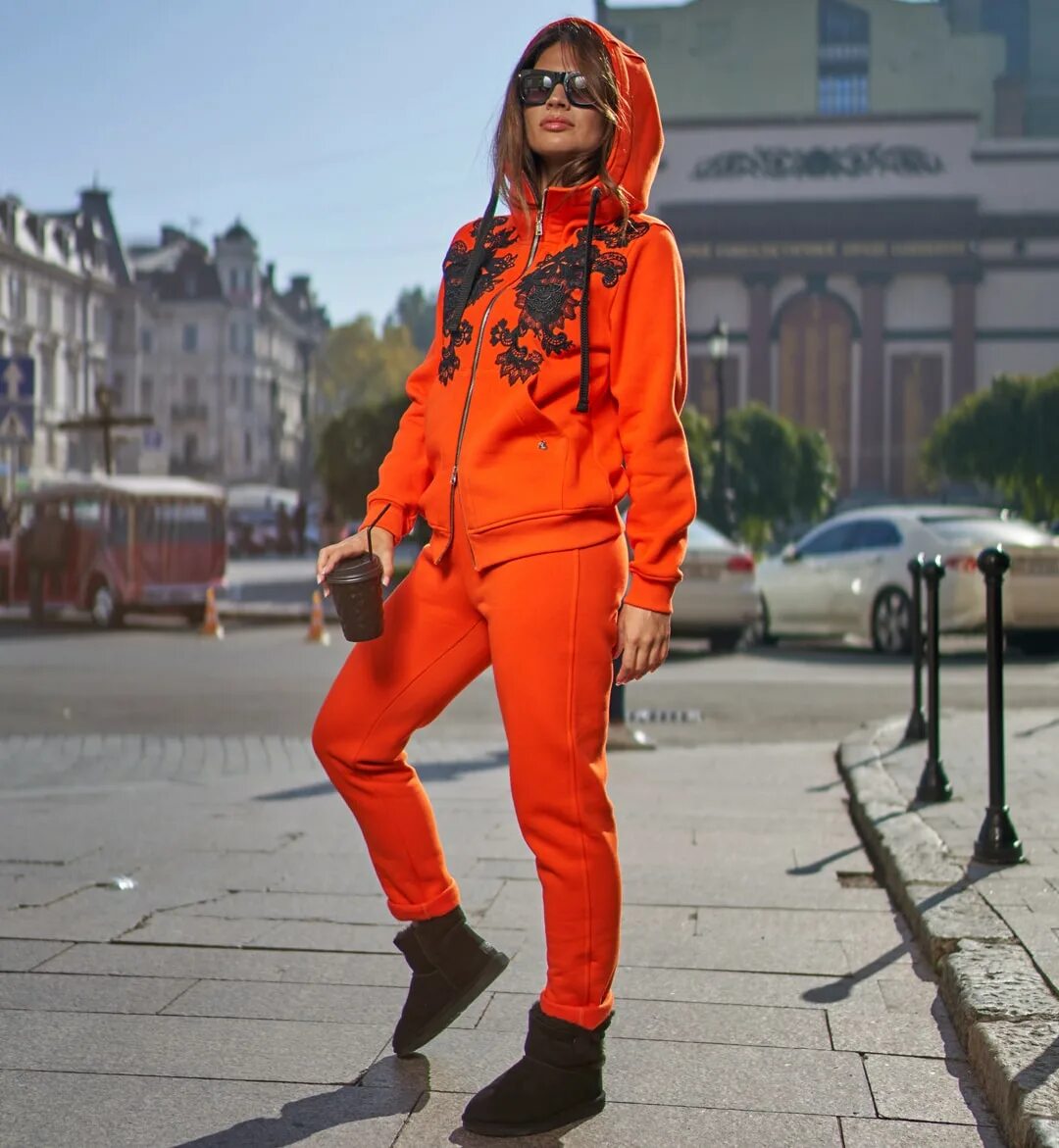 Оранжевый костюм женский. Оранжевый спортивный костюм женский. Костюмы оранжевого цвета.