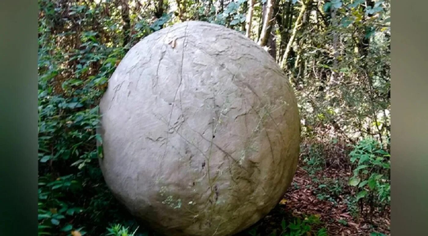 Стальной шар упал. Огромный металлический шар. Каменные шары. Круглые шары в лесу. Огромный шар в лесу.
