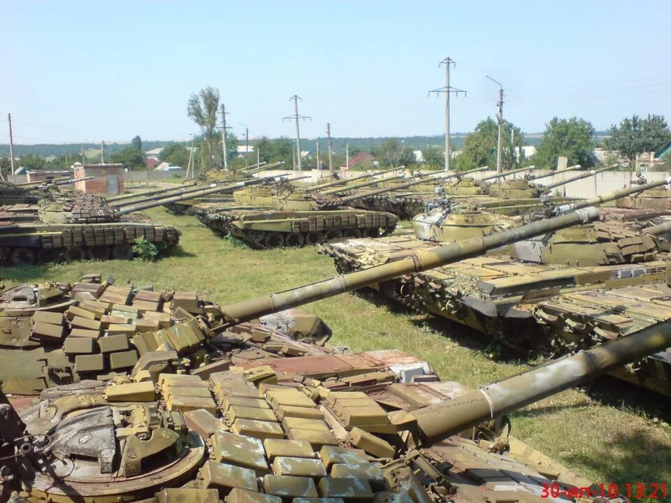Т 10 на хранении. Омск, база хранения танков т-72. танк т-72 на хранении. центральная база резерва танков артемовск. бхвт т80.