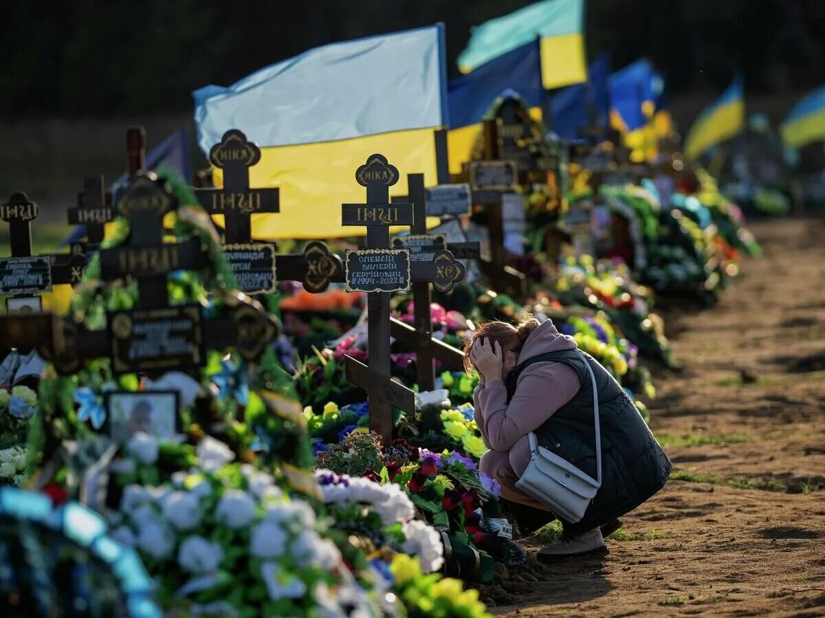 Кладбище военных ВСУ погибших на Украине. Кладбище солдат ВСУ на Украине. Кладбище ВСУ 2023. Украина похороны солдат ВСУ кладбище.