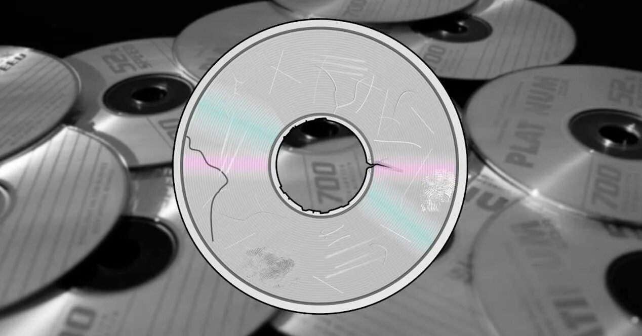 Много использованных дисков. Диск для сохранения данных. CDS, DVDS, И Blu-ray. Диск для сохранения данных фото. Дивиди диск 100 хитов.