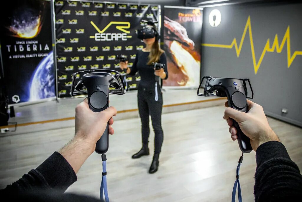 Vr club vrpark. VR Escape. Клуб виртуальной реальности. Комната виртуальной реальности. VR В Москве.