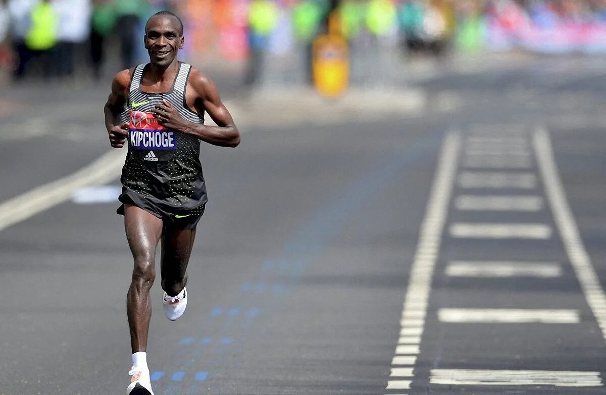 Рекорд 1 км бег мужчины. Элиуд Кипчоге. Элиуд Кипчоге рекорд. Кенийский бегун Элиуд Кипчоге. Элиуд Кипчоге рекорд марафон.