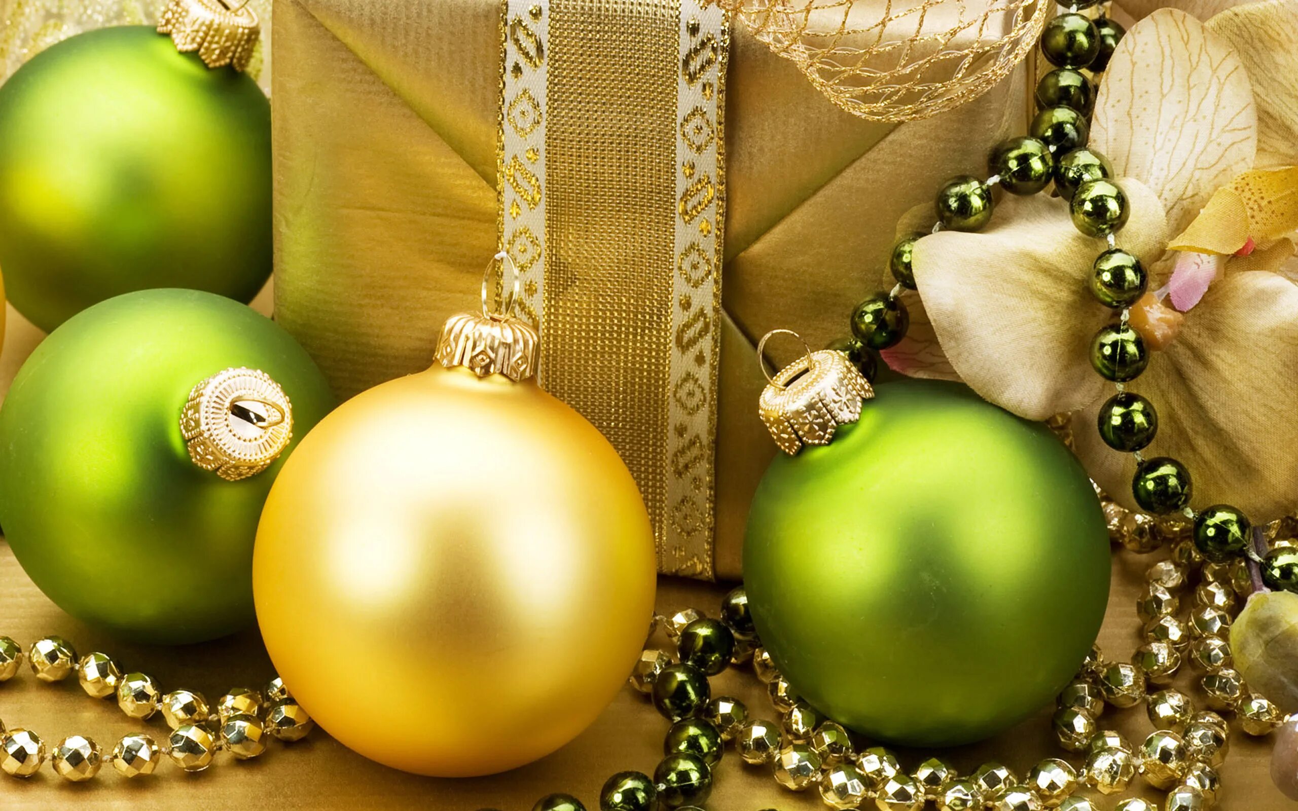 Елка зелеными шарами. Красивые новогодние шары. Новогодние шары золотые. Зеленые и желтые новогодние шары. Новогодние игрушки зелёного цвета.