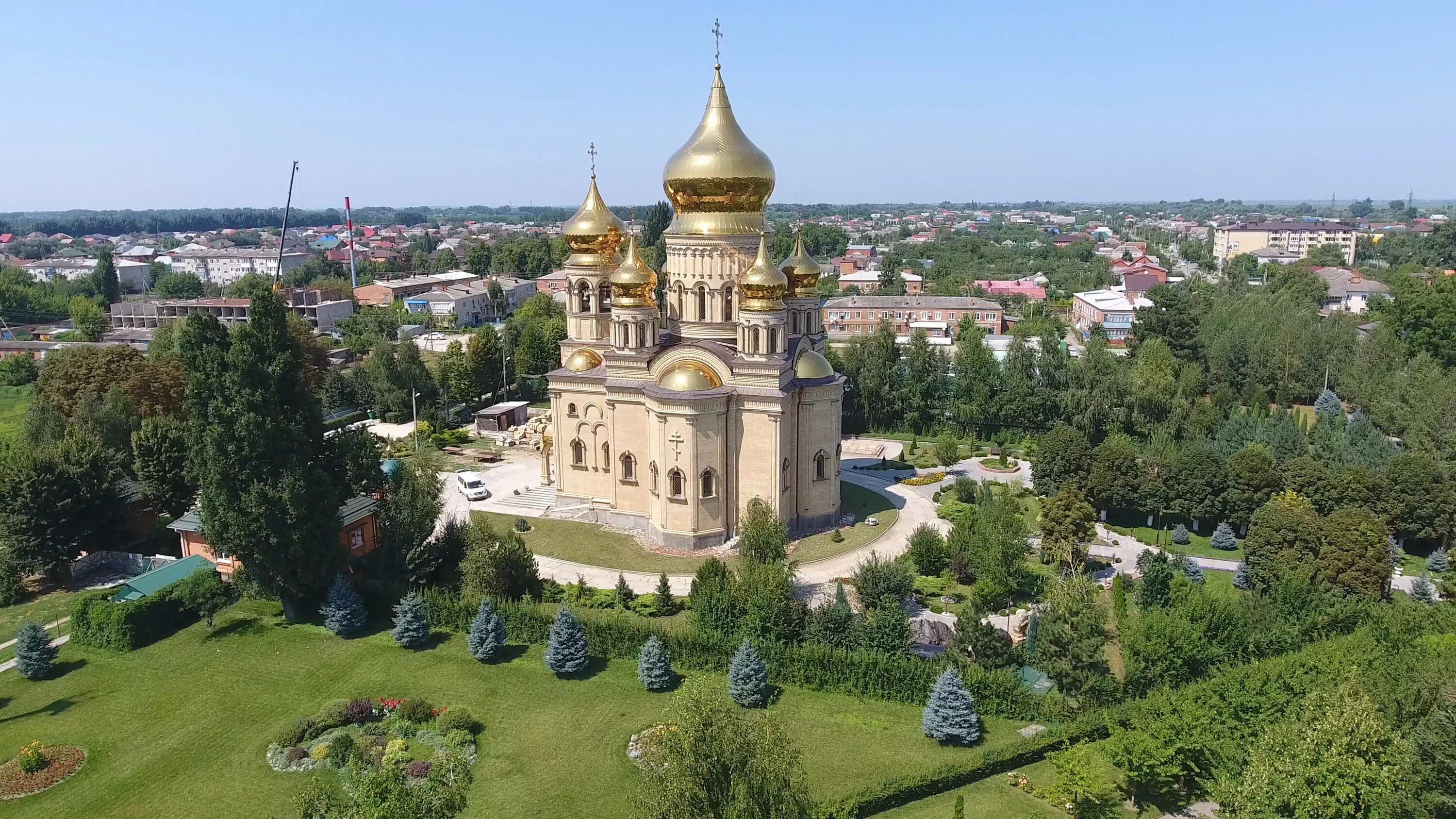 Тульская область краснодарский край. Город Славянск на Кубани Краснодарский край. Церковь сад гигант Славянск на Кубани. Славянск на Кубани храм Успения Пресвятой Богородицы.