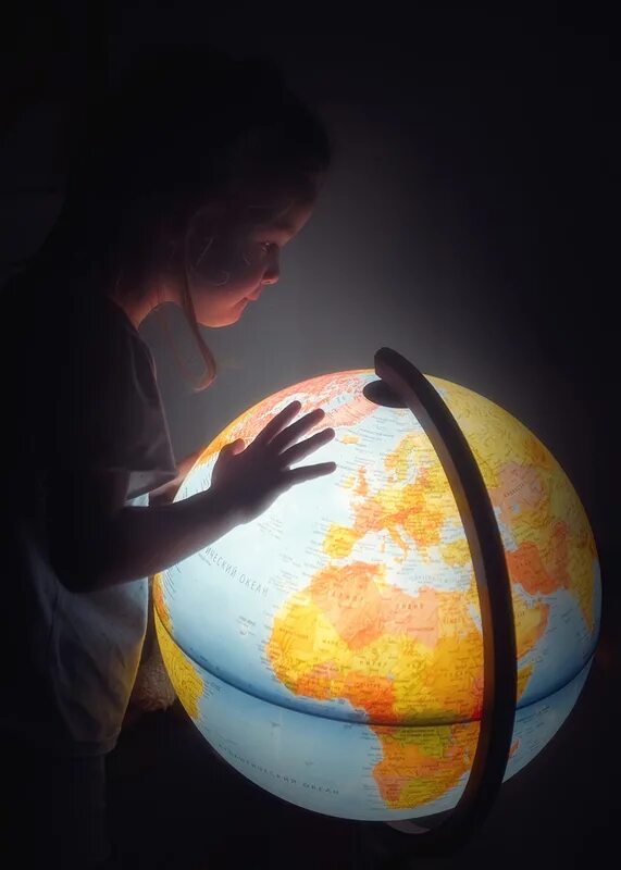 Глобус для детей. Глобус в руках. Девушка с глобусом. Наш мир.