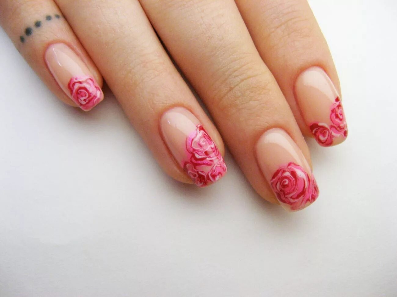 Дизайн ногтей розы. Розы на ногтях. Маникюр с розочками. Маникюр с розами на ногтях. Французский маникюр с розочками.