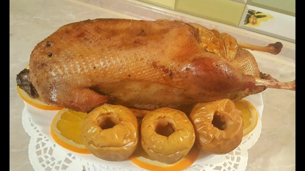 Гусь в духовке целиком с апельсинами. Гусь с яблоками. Гусь фаршированный. Гусь фаршированный. Гусь блюдо.