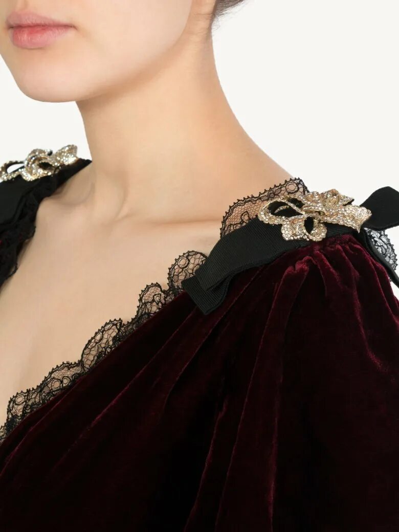 Украшения на бархате. Шкатулки из бархата. Украшения бархат. Ювелирные украшения на бархатной подушке. Брошь из бархата.