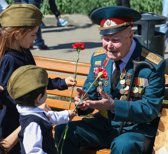 Картинки день ветеранов. Ветераны и дети. Дети поздравляют ветеранов. Дети поздравляют ветеранов с днем Победы. Ветераны Великой Отечественной войны с детьми.