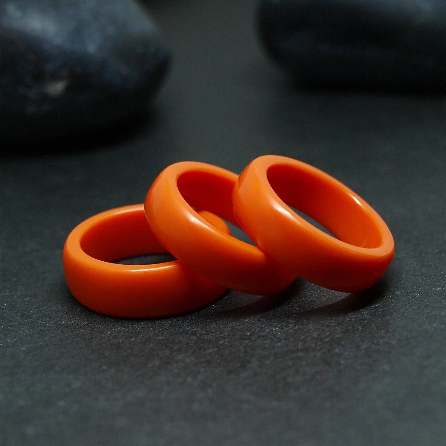 кольца из минералов. кольцо с оранжевой эмалью. кольцо агат сердолик цельное. золотое кольцо с оранжевым камнем. оранжевое кольцо.