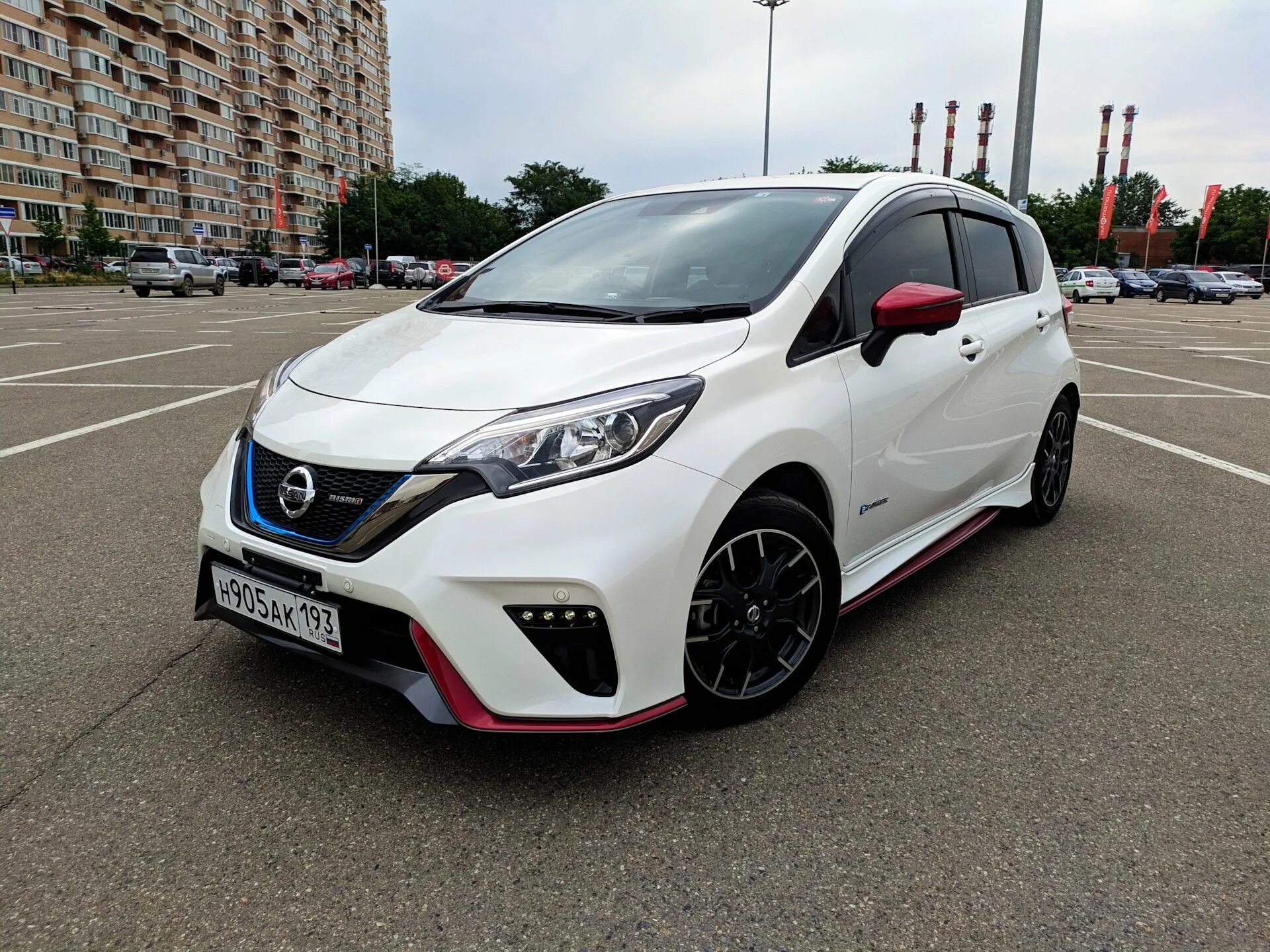 Ниссан нот нисмо. Nissan Note e-Power Nismo. Nissan Note e-Power 2018. Nissan Note 1.2 e-Power Nismo. Nissan Note e Power 2018 Nismo.