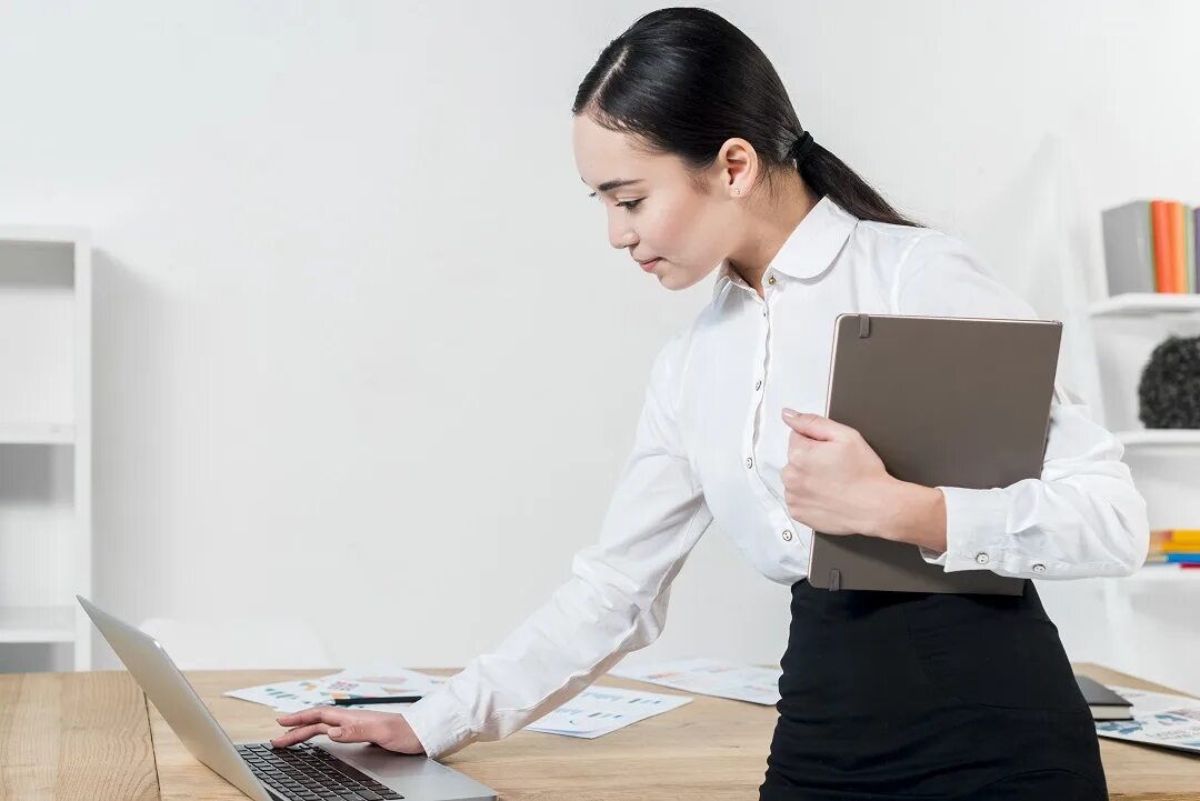 Держит дневник. Поймал на руки женщину в офисе. Woman Office worker holding clipboard.