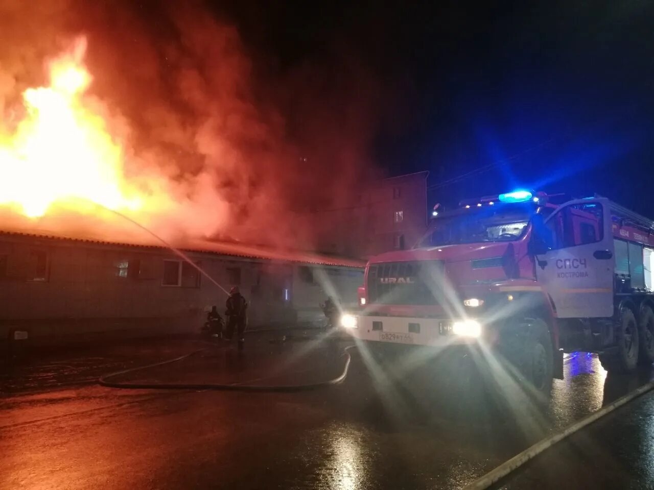 Полигон Кострома пожар. Пожар в кафе в Костроме. Массовый пожар. Пожарные на пожаре.