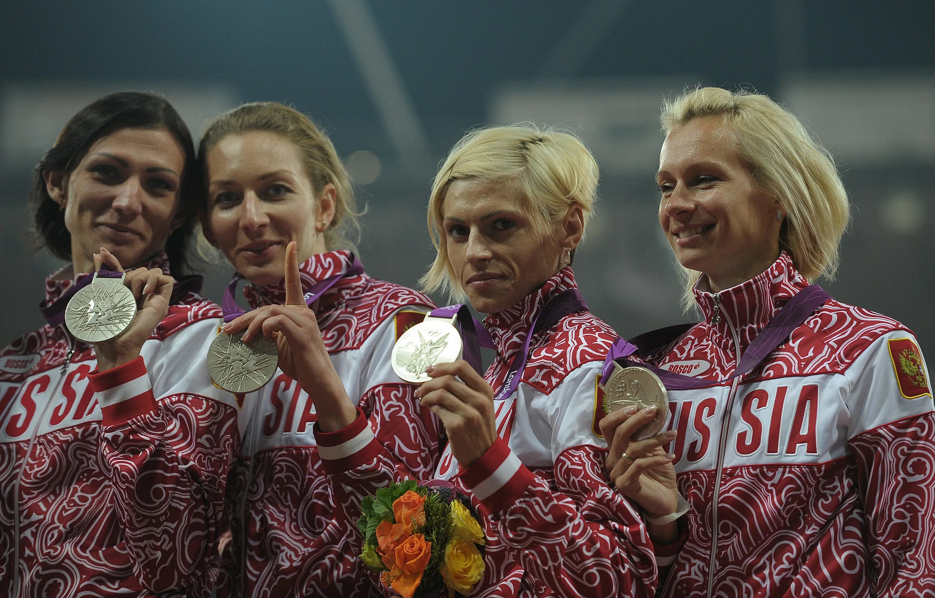 Российские спортсмены олимпиады 2012. Шарапова олимпийская чемпионка. Карелин знаменосец на олимпиаде. Постригай дьяченко гребля. Российские спортсмены олимпиады 2012.