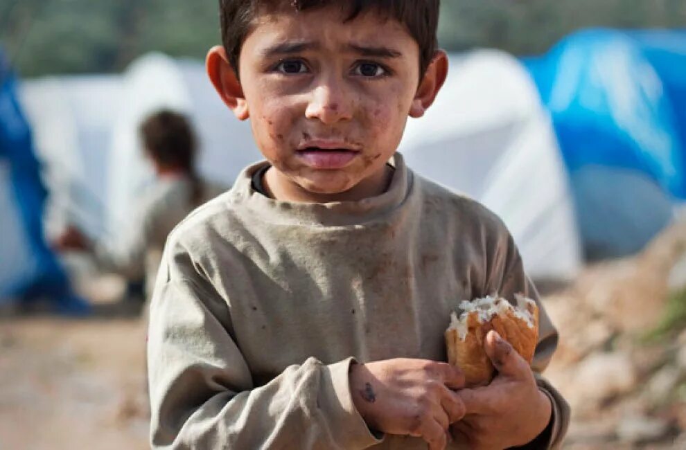 Бедные мусульмане. Мусульманский ребенок бедный.