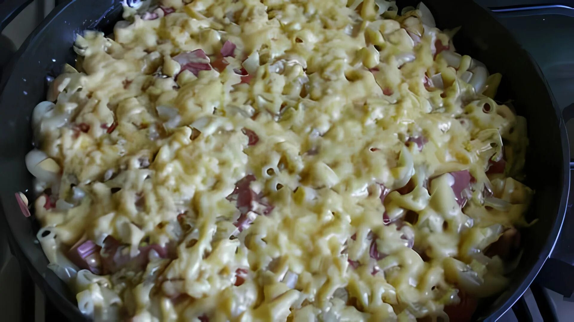 Макароны с колбасой и луком на сковороде. Рожки с колбасой на сковороде. макароны с колбасой на сковороде. макароны с яйцом и колбасой на сковороде. рожки с сыром и колбасой.