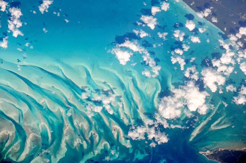 Трубка мира из космоса. Краски земли рязанской природа. Земля красками. Земля красками. Сергей крикалёв живопись творца.