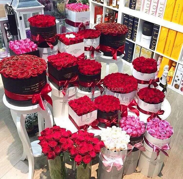 Много цветов подарок. Много подарков и цветов. Цветы много букетов. Много подарки цветы букеты. Много букетов в комнате.