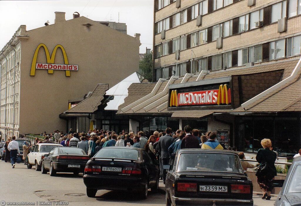 1994 г организация. Макдональдс в Москве 1994 год. Макдональдс на Пушкинской площади. Макдональдс Москва 90е годы. Москве макдональдсов большая Бронная.