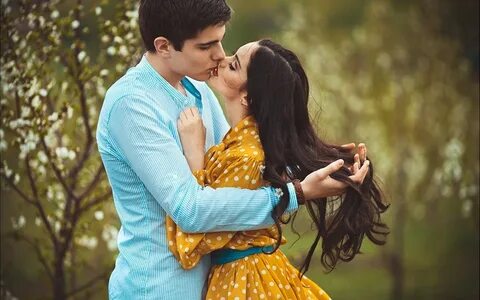 Пара молодых влюбленных людей 